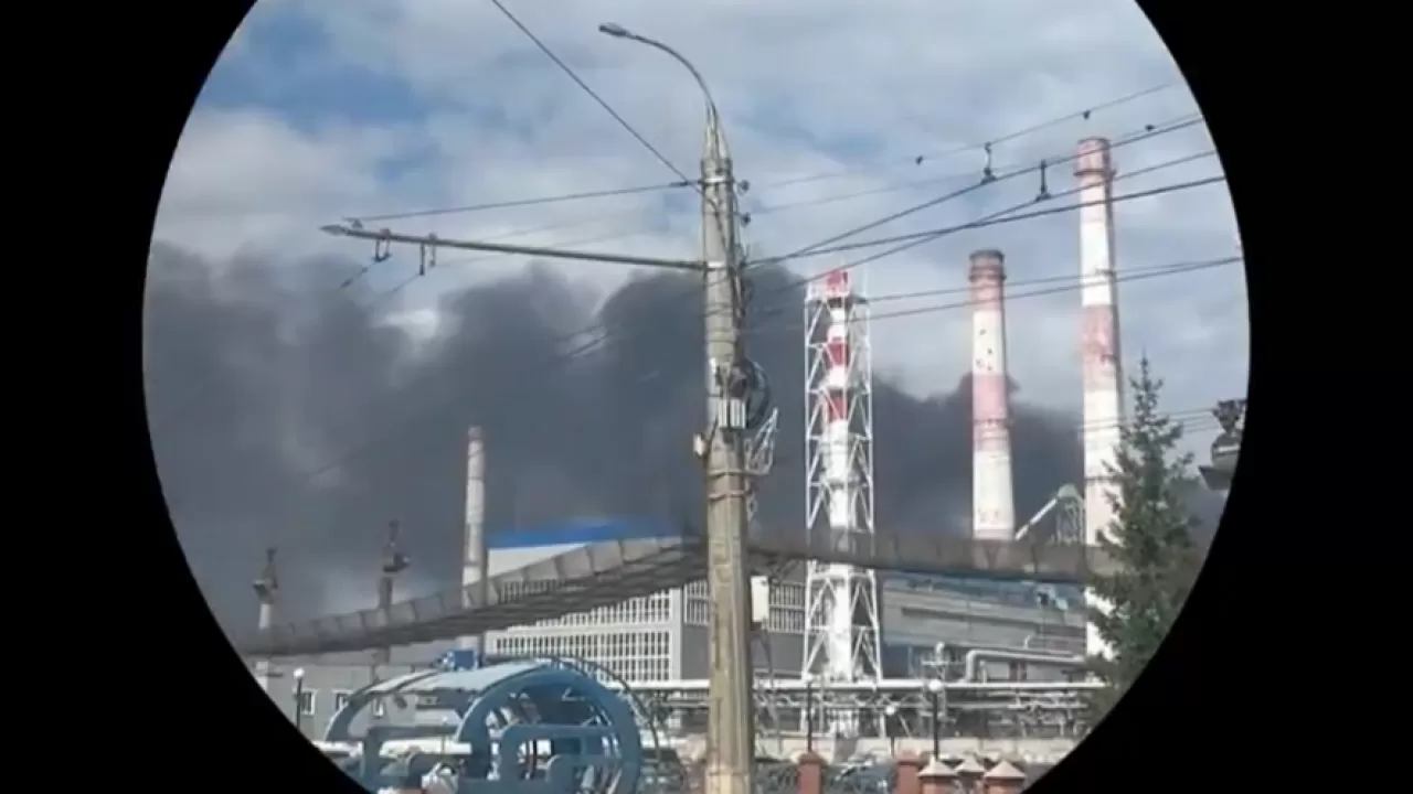 Крупный нефтехимический завод России горит после атаки дронов