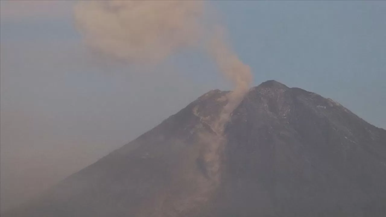 Четыре извержения вулкана Семеру зафиксировали в Индонезии