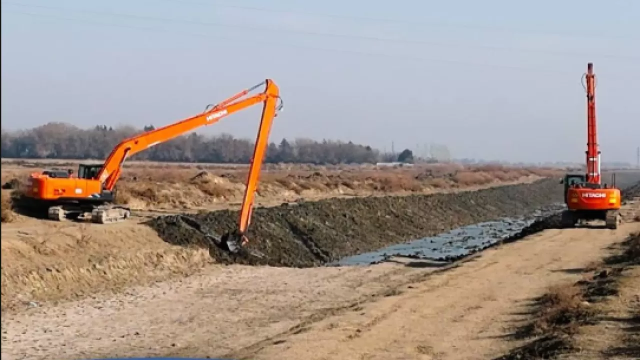 Поливной сезон: очищены сотни километров каналов  