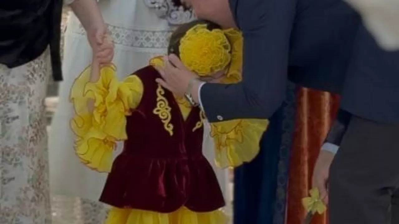 В Алматы две девочки сделали первые шаги после тяжелейших травм 