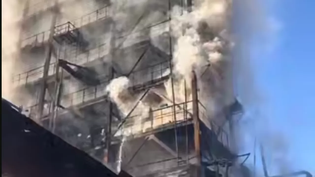 Пожар и взрыв: пожарные предотвратили реальную угрозу на заводе в Темиртау 