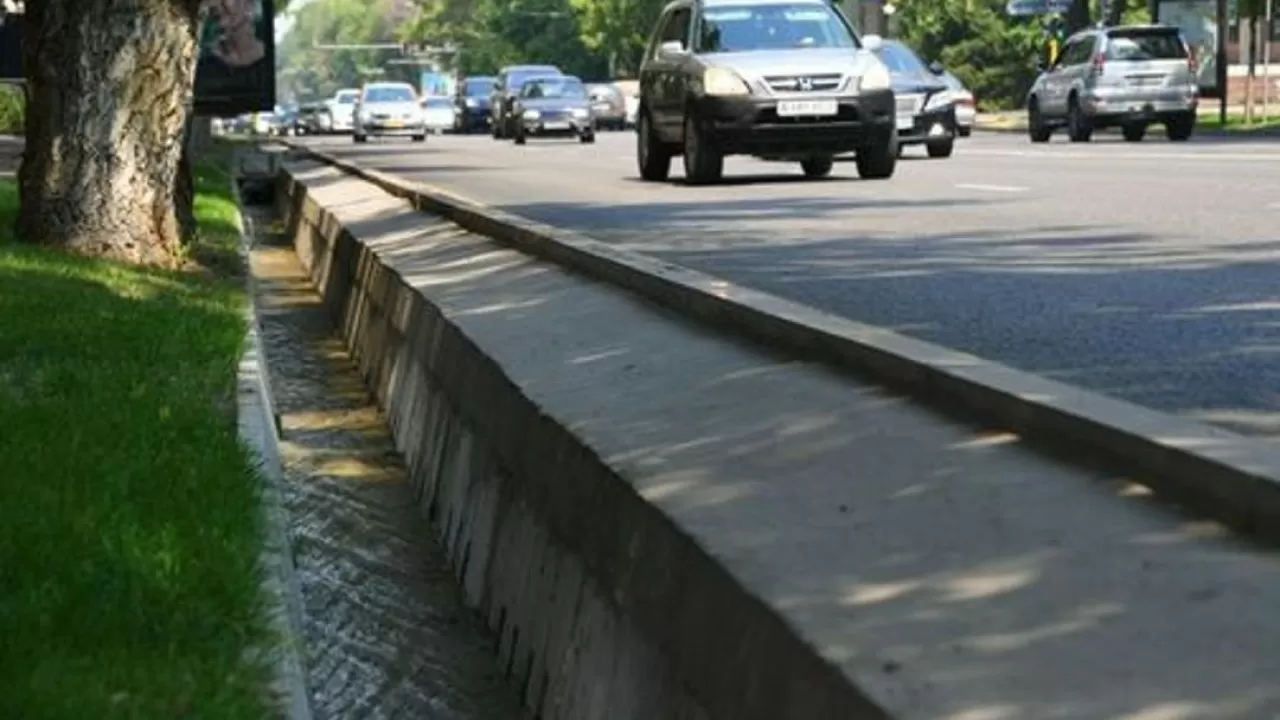 В Алматы мужчина упал в арык и погиб