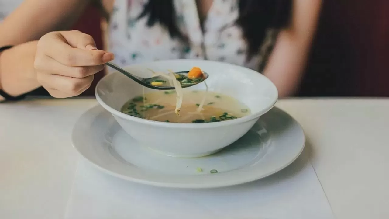 В чем опасность обедов за 20 минут