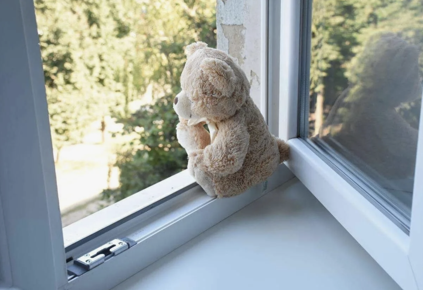 Ақтөбеде бір күнде 2 бала терезеден құлап кетті   