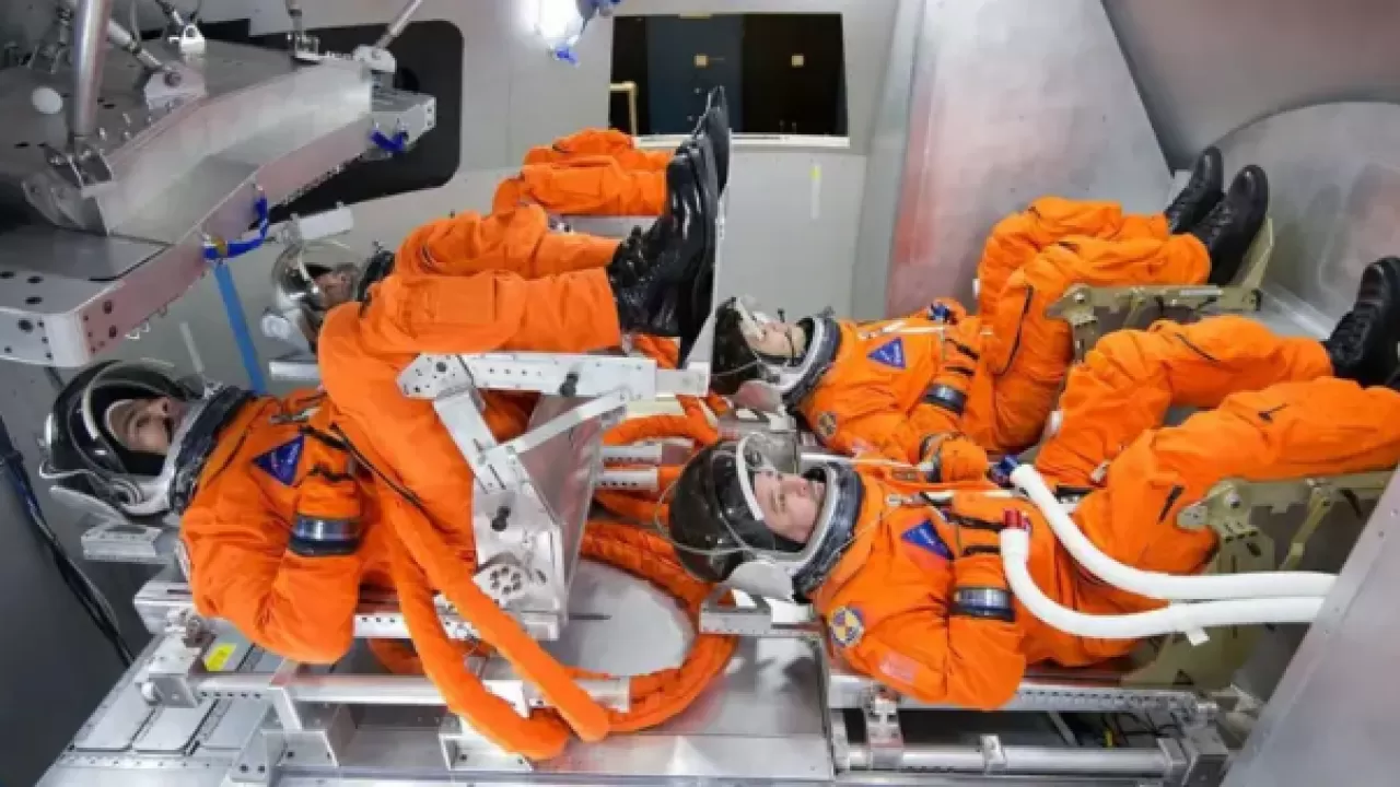 Корабль с астронавтами ушел к Луне  