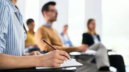 Казахстанцы выбирают профессии, которые исчезнут первыми - депутат 