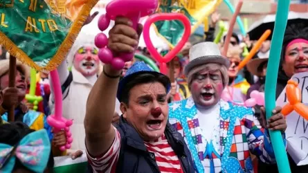 Клоуны вышли на протест в Боливии из-за реформы школьного календаря 