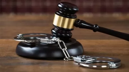 Адвокат в клетке: в Сарыагаше юрист получил 5 лет за сделку с жертвой изнасилования