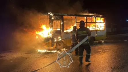 Автобус во время движения загорелся в Семее  