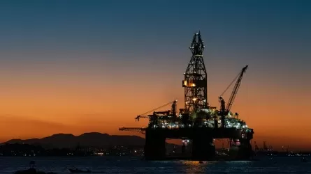 Нефть падает на фоне туманных переговоров США и Ирана