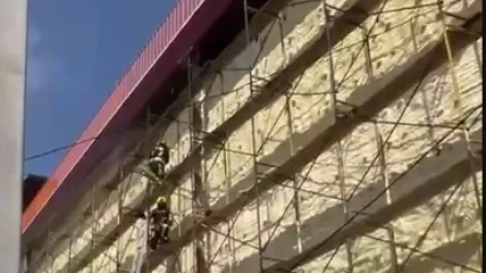 В Алматы полыхал пожар на строящемся складе 