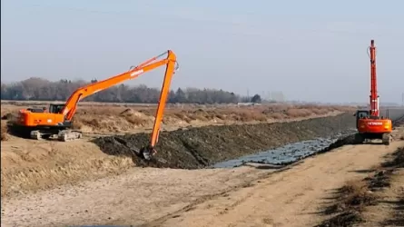 Поливной сезон: очищены сотни километров каналов  