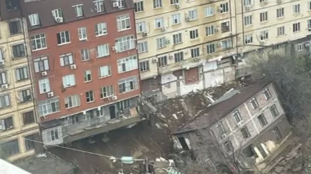 Дагестан уходит под воду: в Махачкале рухнул дом, 14 районов остались без света