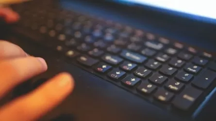 В Китае пенсионерка разговаривает с ИИ-копией погибшего сына