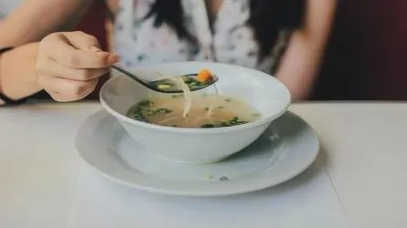 В чем опасность обедов за 20 минут