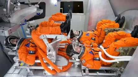 Корабль с астронавтами ушел к Луне  