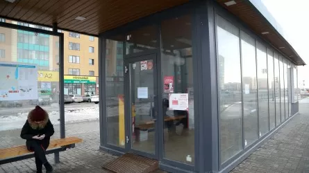 Три девушки разгромили остановку в Шымкенте