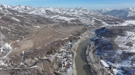 Большая вода: вертолет МЧС обследовал реки ВКО 