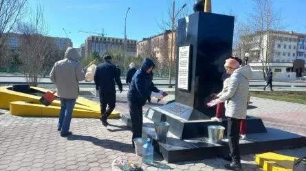 Волонтеры Казахстана приводят в порядок памятники по всей стране