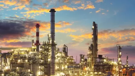 Мировая переработка нефти упала на 5 млн баррелей 