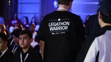 Студенты из 13 стран спорят с ИИ на International Legathon MaxUP 2026