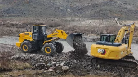 Плотину укрепляют в Алматинской области  