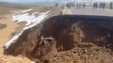 Это провал: талые воды начисто размыли трассу в Алматинской области  
