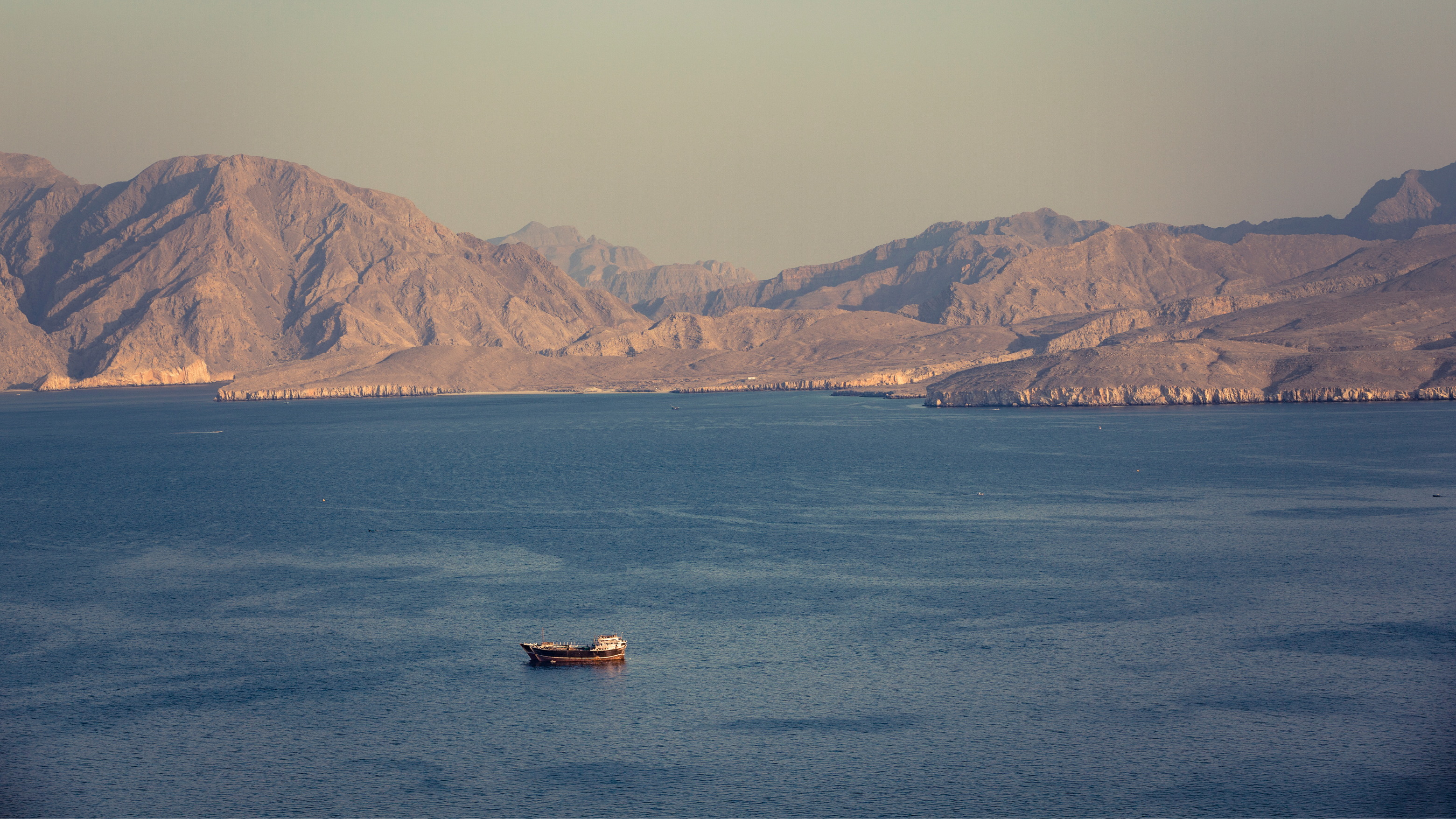 Израильдің әрекетінен кейін Иран Ормуз бұғазын жауып тастады