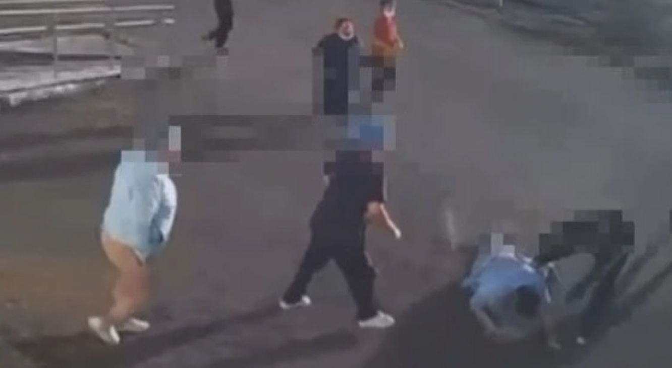 Екібастұзда емделуші мен 2 досы медицина қызметкерлерін ұрып-соққан