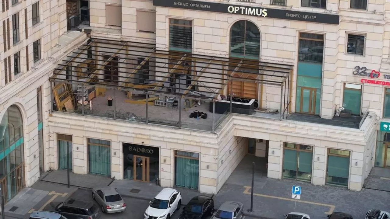 Террасу ресторана демонтировали в центре Алматы