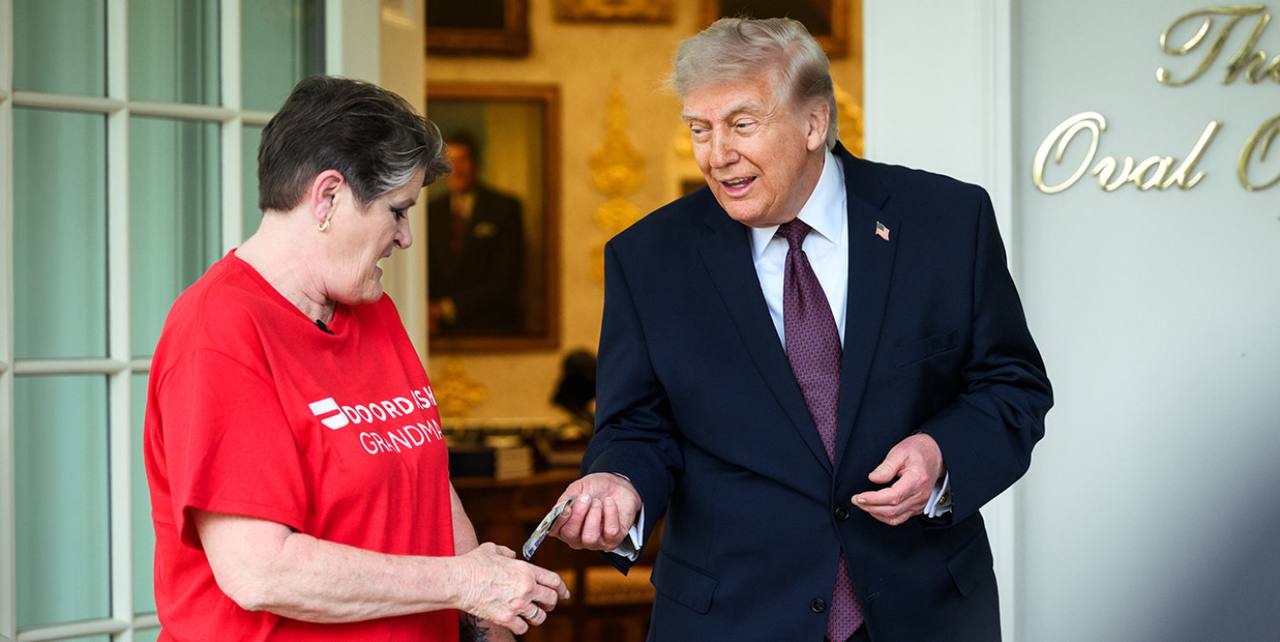 Трамп Ақ үйге келген курьермен сөйлесті