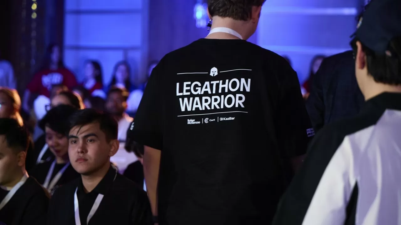 Студенты из 13 стран спорят с ИИ на International Legathon MaxUP 2026