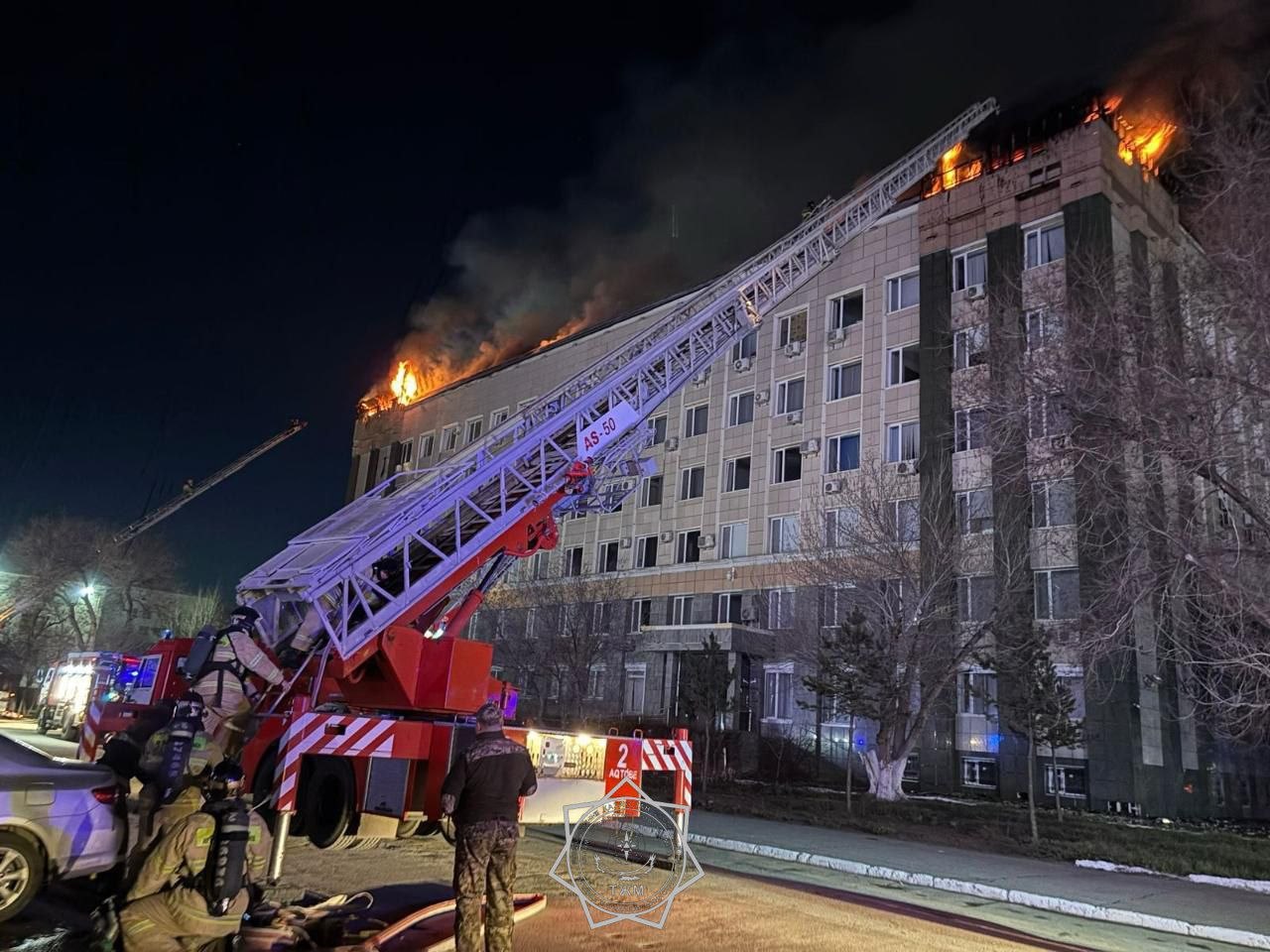 Ақтөбеде әкімдік шатыры жанғанда 3 өрт сөндіруші туды аман алып шықты
