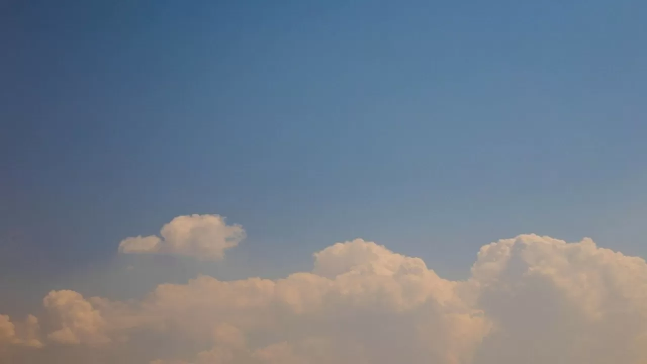 Жителям Алматы, Астаны и 6 городов рекомендуют остаться дома