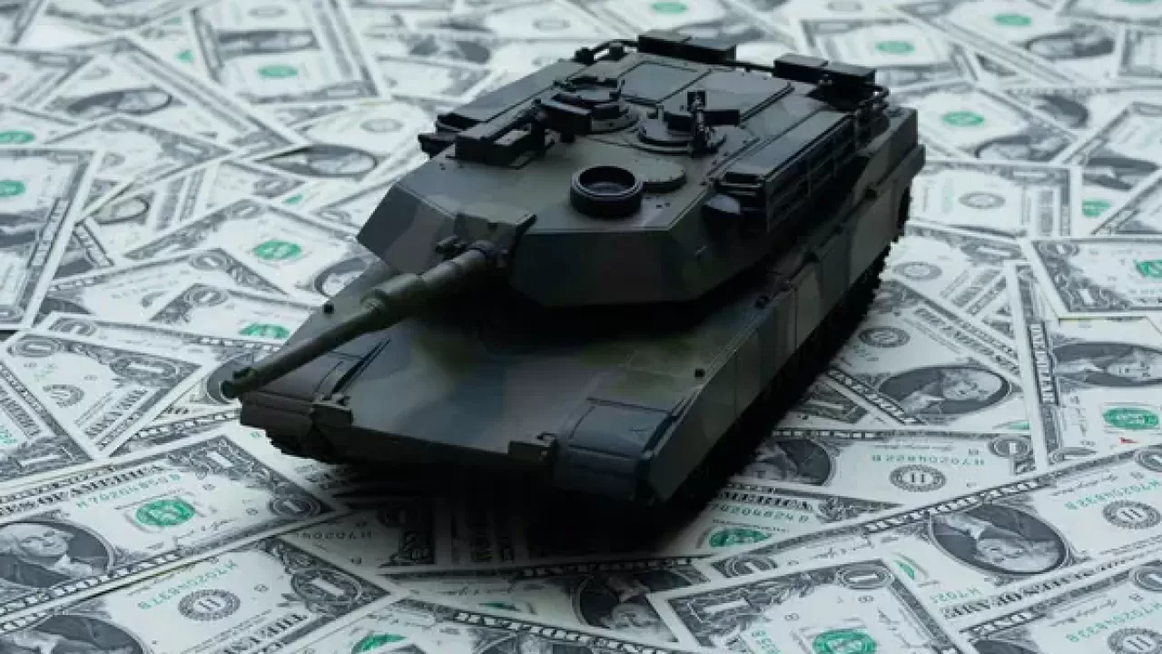 Как доходы страны влияют на ее военные расходы 