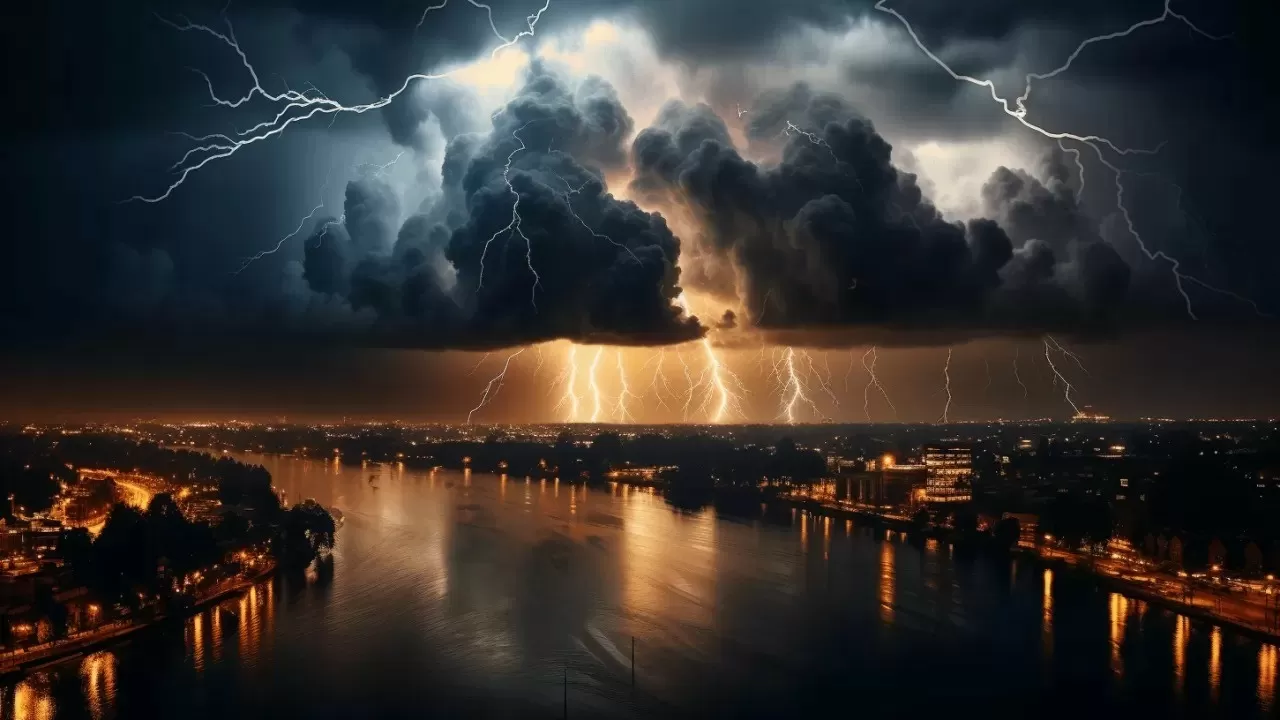 Грозы, шквал, град и угроза катастрофических подтоплений: объявлено штормовое предупреждение 