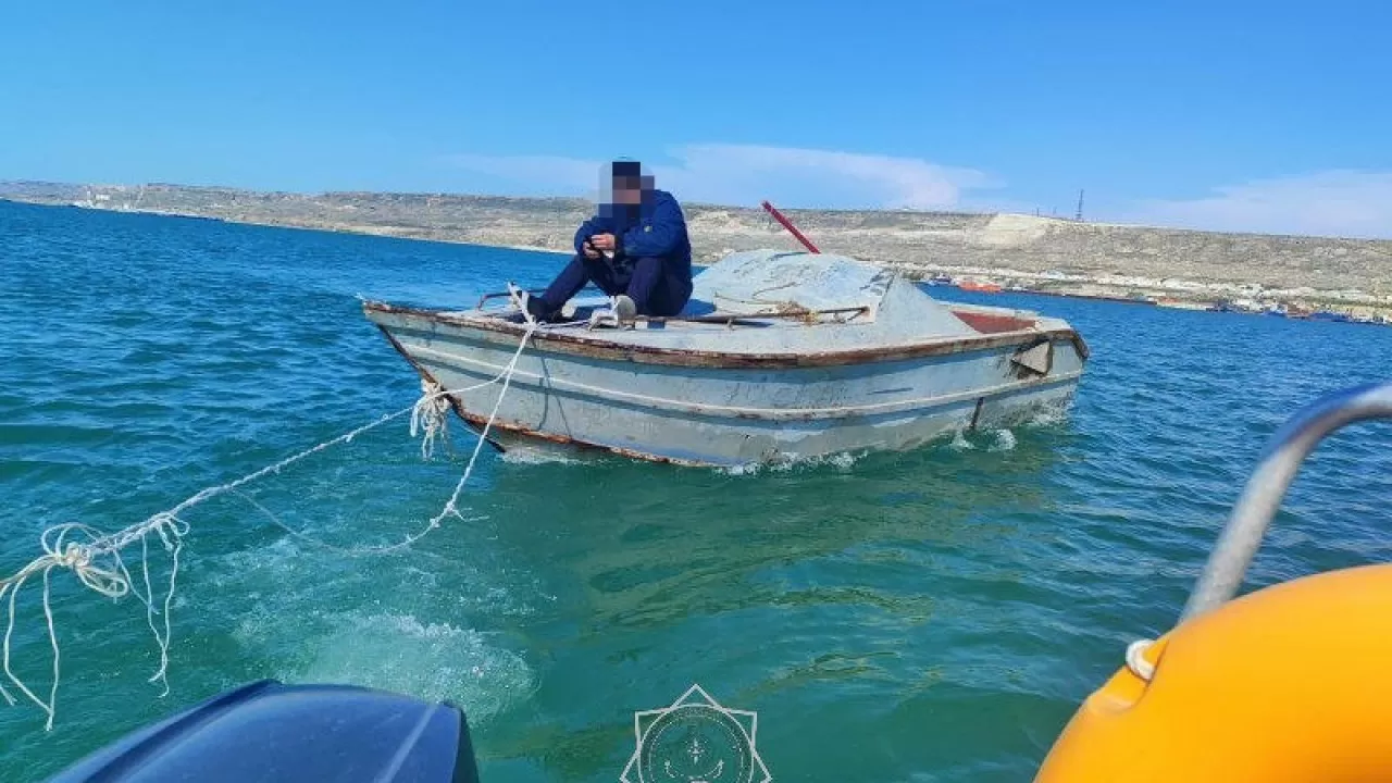 В плену у стихии: на Каспии  мужчину унесло в открытое море