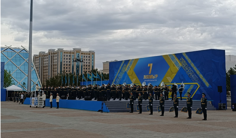 Робопсы, дроны и марши под открытым небом: Астана отпраздновала 7 Мая грандиозным плац-концертом 