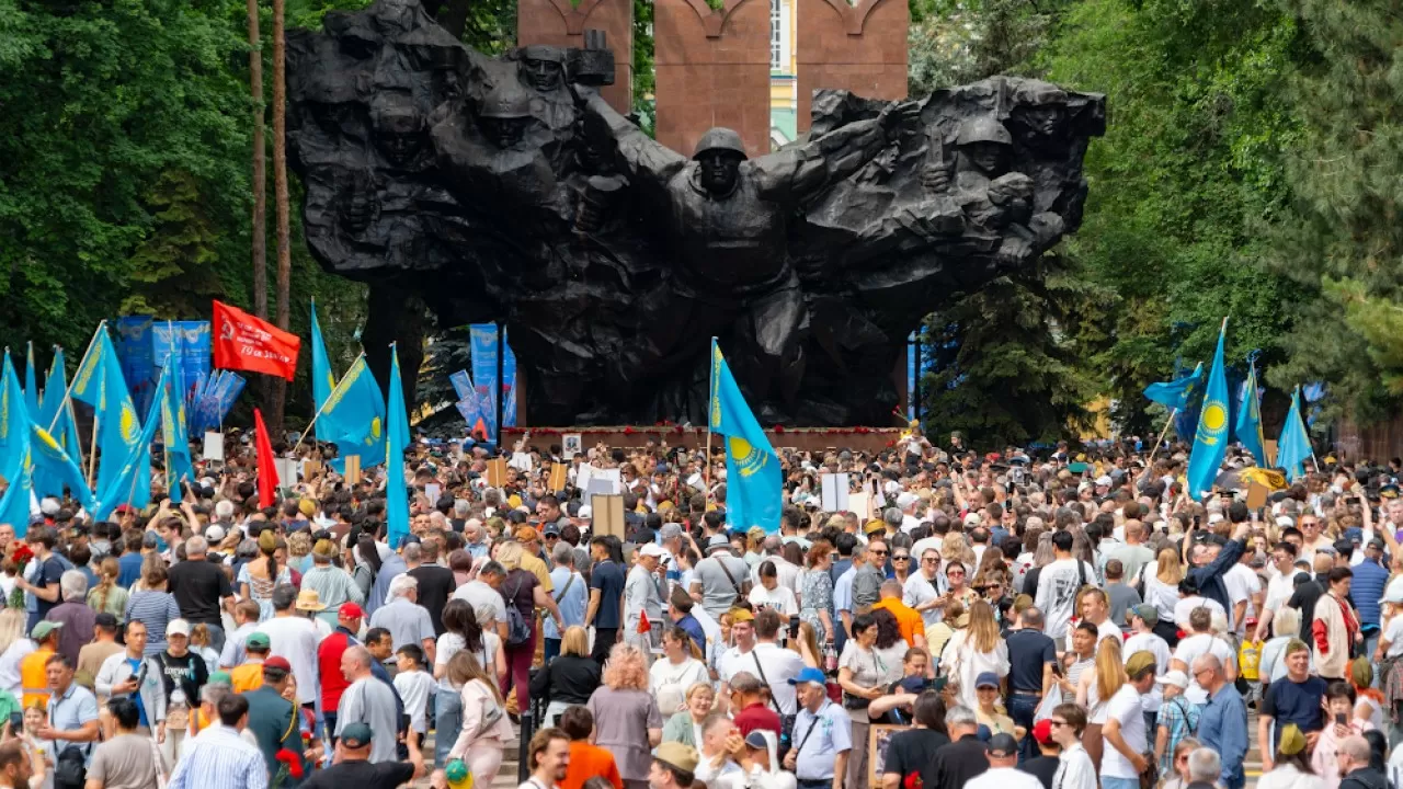 "Праздник со слезами на глазах": память о Победе объединила Казахстан