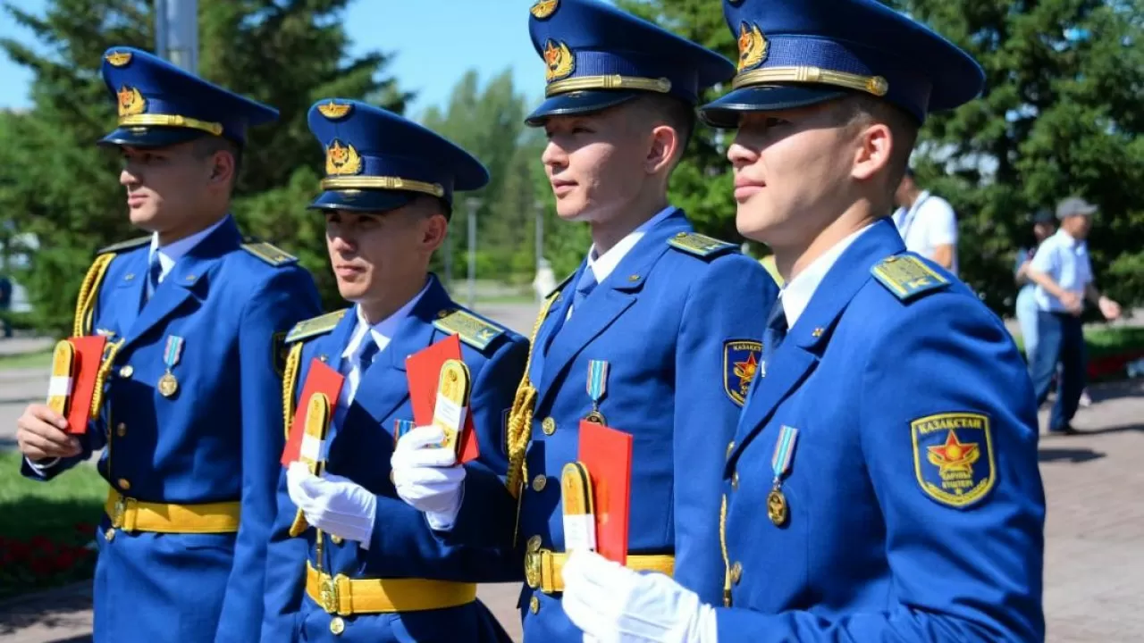 Отличников военных вузов Казахстана ждет ускоренное повышение в звании  