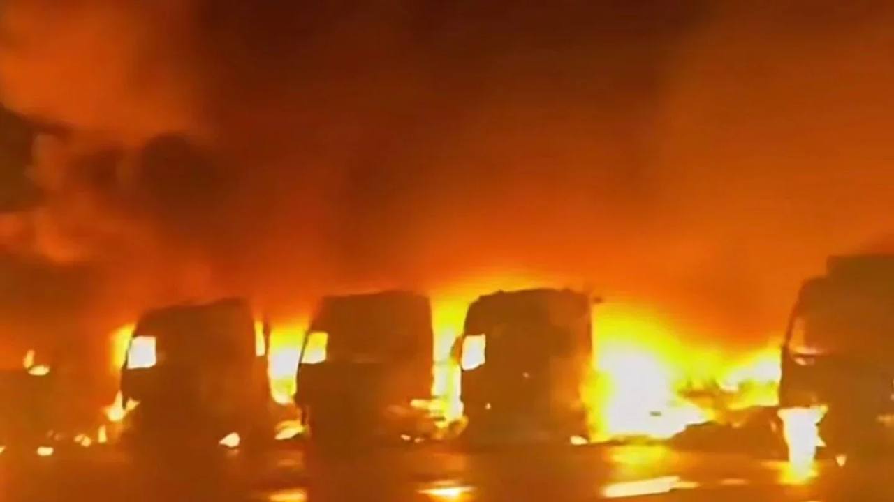 Қорғастағы қоймада өрт шығып, Қазақстанға баруы тиіс 17 жүк көлігі өртеніп кетті