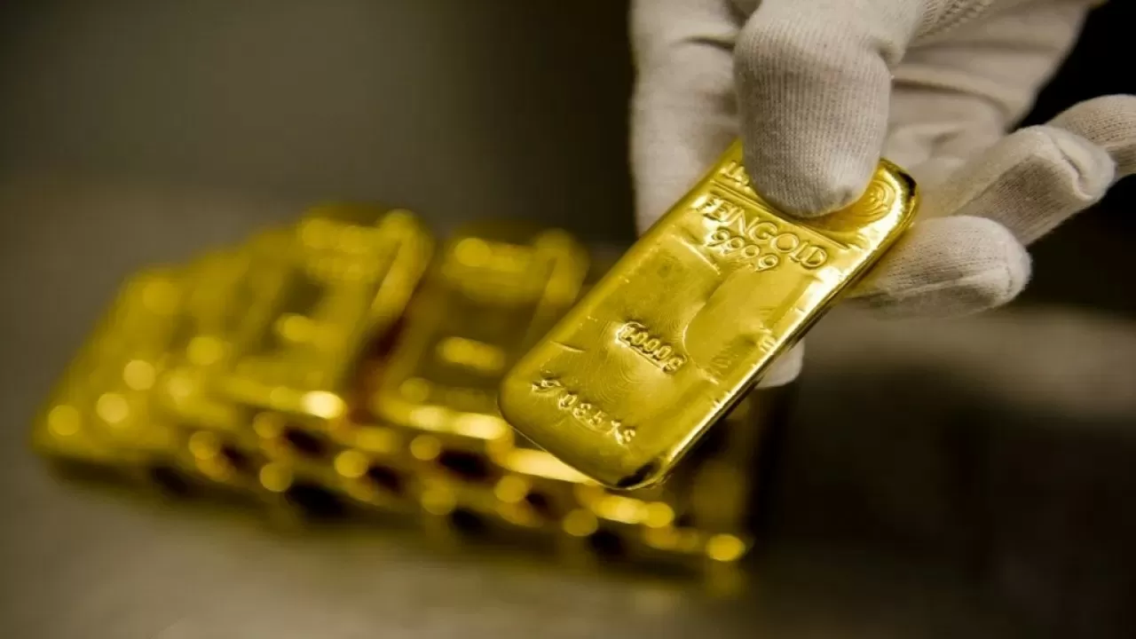 Золото рухнуло до минимума за два месяца 