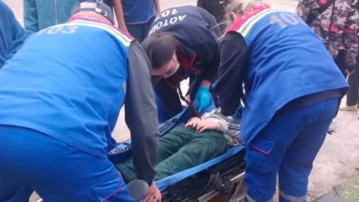 Ақтөбеде ауладағы футбол қақпасы бүлдіршіннің үстіне құлап кетті