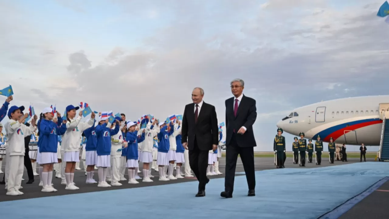 Токаев лично встретил Путина в аэропорту Астаны  