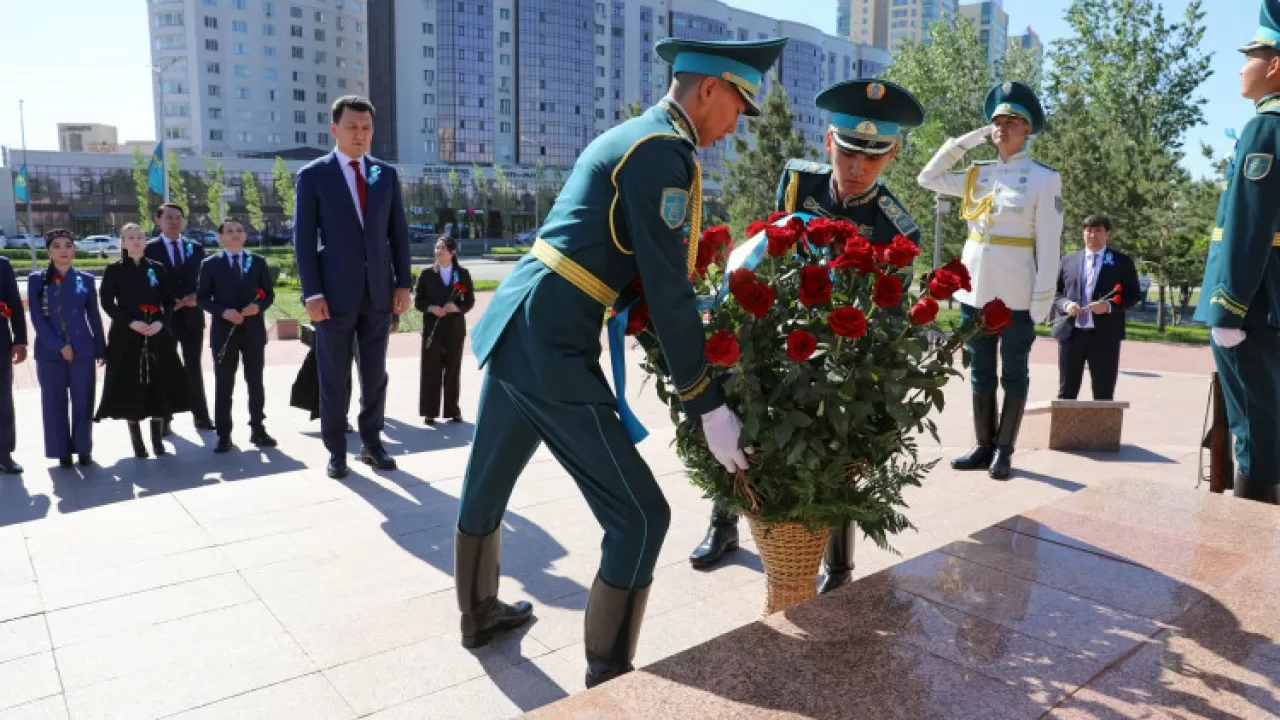 Ерлан Карин возложил цветы к памятнику Бауыржана Момышулы