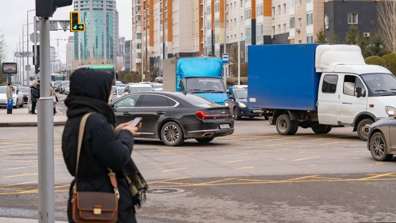 Стало известно, сколько казахстанцы тратят на дорогу в пробках 