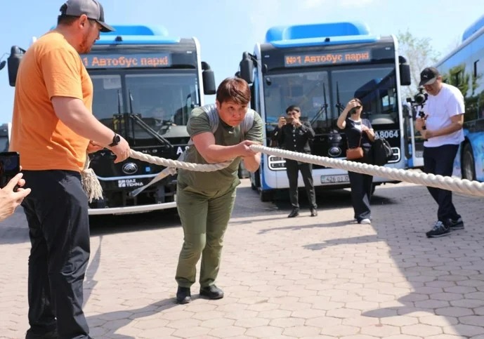 55 жастағы астаналық мұғалім 13,5 тонналық автобусты сүйреп, рекорд жаңартты