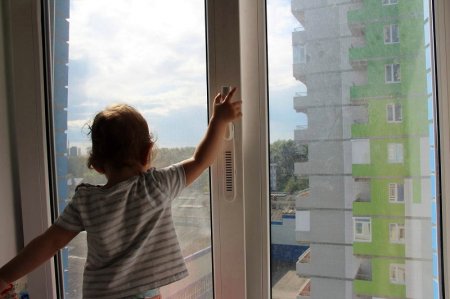 Астанада 4 жасар қыз жетінші қабаттың терезесінен құлап, көз жұмды