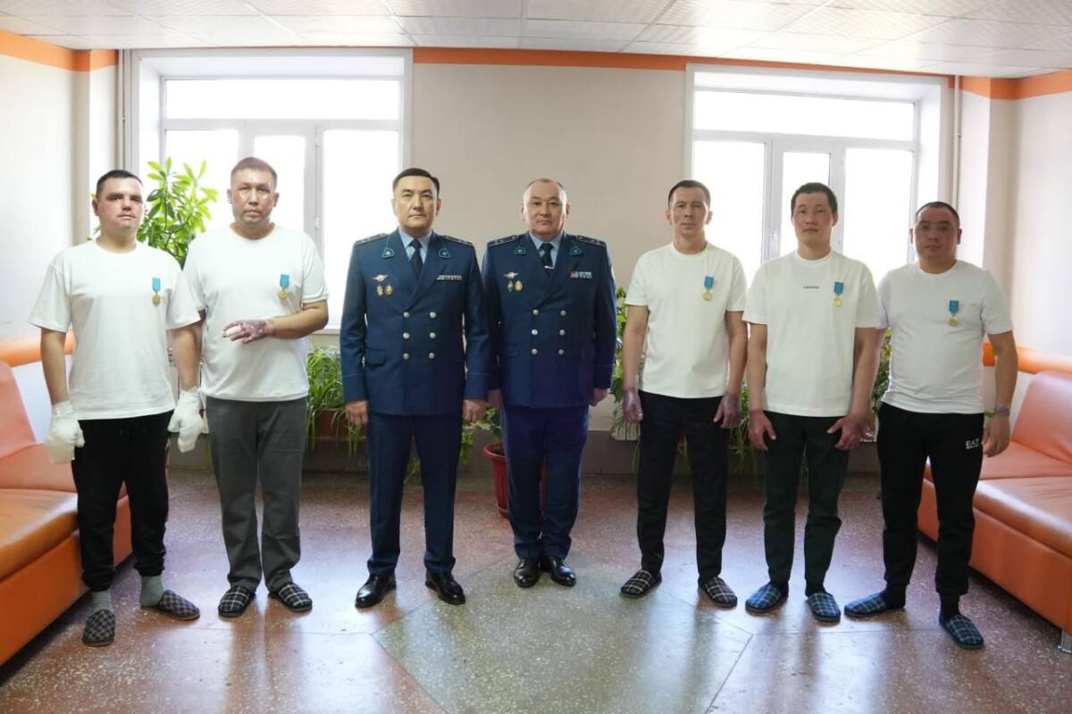 Шахтинскіде тұрғындарды құтқарып қалған бес полицей марапатталды 