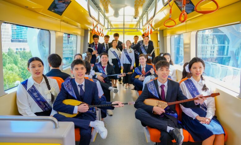 Астанада мектеп түлектері LRT-да &laquo;Ақ бантик&raquo; әнін шырқады